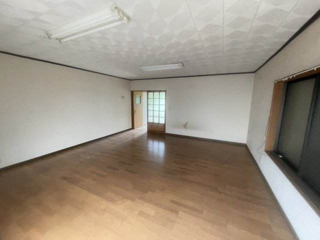 港町戸建ての洋室