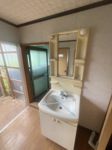 港町戸建ての独立洗面台