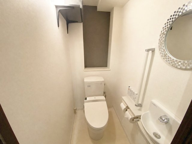 ペルル志免中央セリーズのトイレ|手洗い器を備えた快適なトイレスペース！
※AI加工により小物類を消去しています（現況優先）