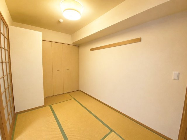ペルル志免中央セリーズの和室|リビングとつながる和室！お子様の遊び場や寝室など、家族構成に合わせて使えます！
※AI加工により家具・小物類を消去しています（現況優先）