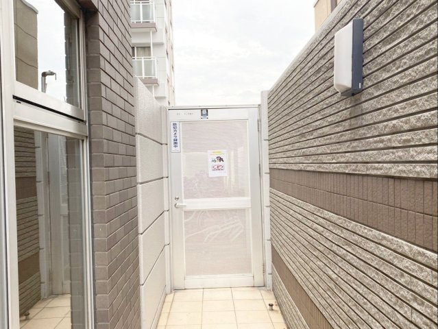 ペルル志免中央セリーズの駐輪場|駐輪スペースへ続きます！防犯カメラ付きで安心です！
