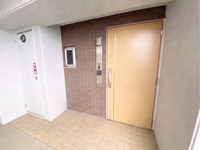 ペルル志免中央セリーズの玄関|共用部 玄関
※AI加工により家具・小物類を消去しています（現況優先）