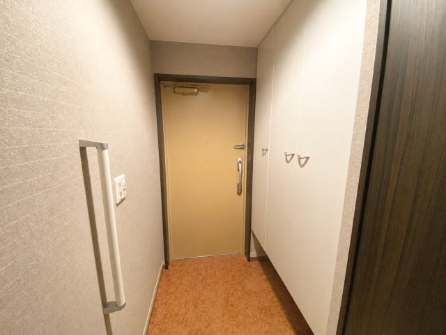 ペルル志免中央セリーズの玄関|玄関収納付き！家族の靴をスッキリ収納できます！
※AI加工により小物類を消去しています（現況優先）