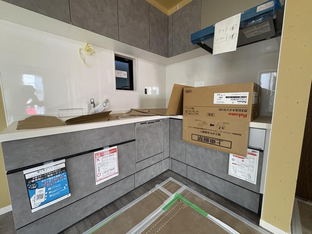 【サニータウン】小平市仲町のキッチン|L字システムキッチンで省スペースながら使い勝手の良いキッチンです♪
食器洗浄乾燥機なので節水や家事の時短に繋がります！