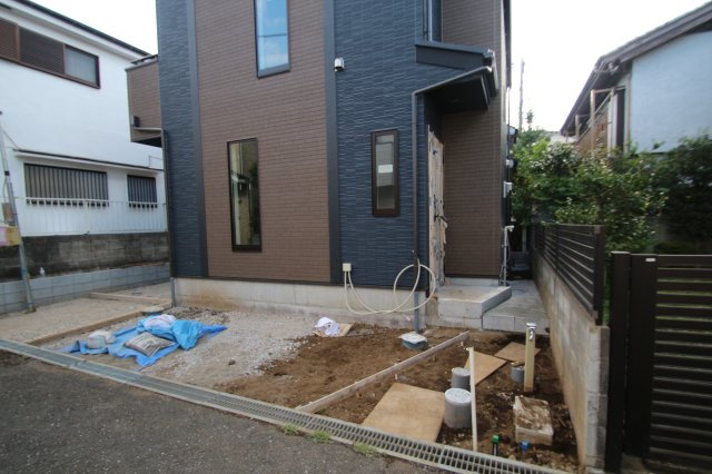 【サニータウン】小平市仲町の外観|家族のカーライフを支える2台分の駐車スペース（※制限有）