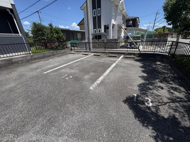 フレール弥生D棟の駐車場