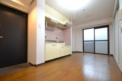 神戸市灘区永手町２丁目の賃貸マンションの居間・リビング
