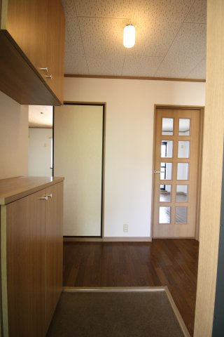 神戸市灘区楠丘町４丁目のアパートの玄関
