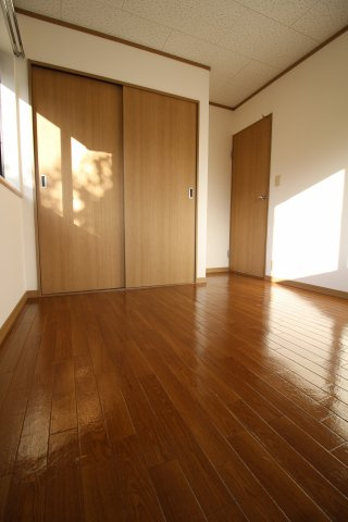 神戸市灘区楠丘町４丁目のアパートの居間・リビング