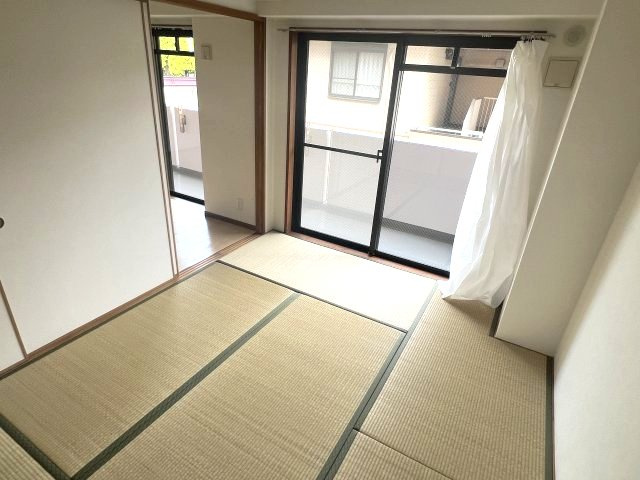 芦屋市西山町の賃貸マンションの居間・リビング