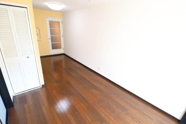 芦屋市平田町の賃貸マンションの居間・リビング
