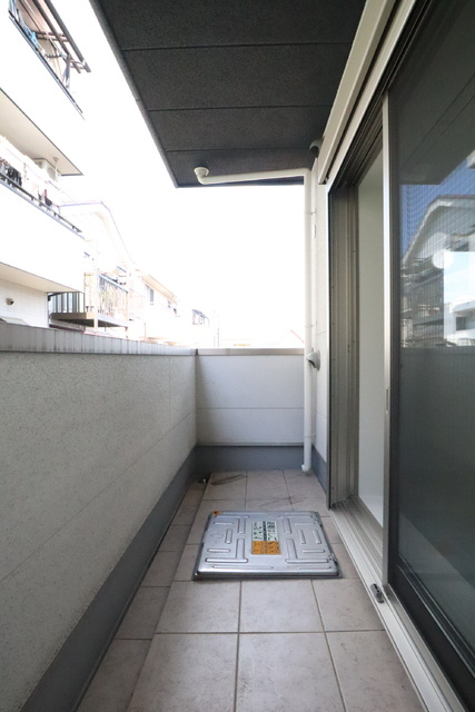 神戸市灘区赤坂通３丁目のアパートのバルコニー