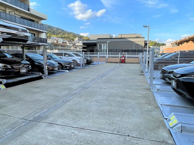 芦屋市朝日ケ丘町の賃貸マンションの駐車場