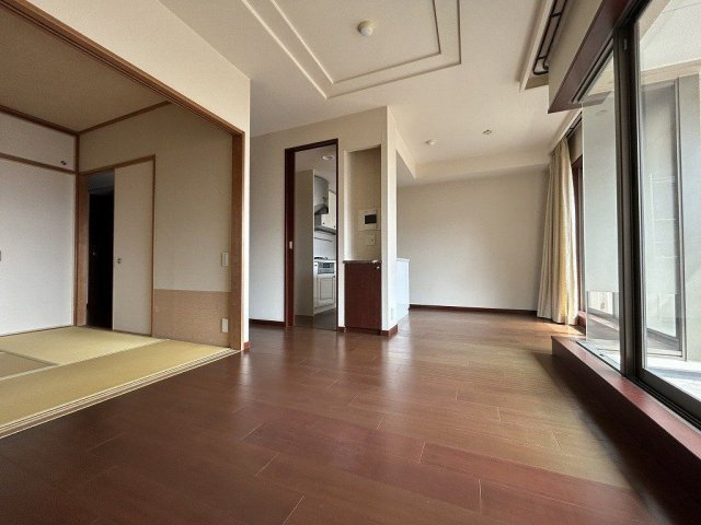 芦屋市公光町の賃貸マンションの居間・リビング