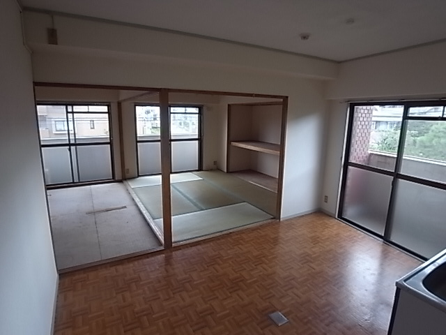 神戸市東灘区深江北町１丁目の賃貸マンションの居間・リビング
