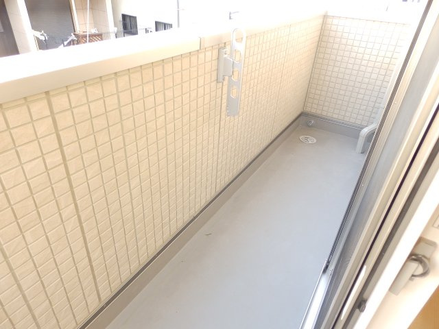 神戸市灘区高羽町４丁目のアパートのバルコニー