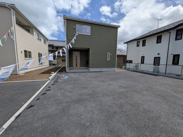 小美玉市羽刈　第3　新築戸建て　3号棟の駐車場|駐車4台可能で、出し入れしやすいゆとりのカースペース。
月々の駐車場代が不要な点も大きな魅力です。