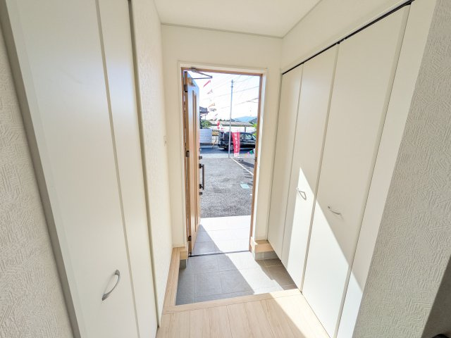 小美玉市羽刈　第3　新築戸建て　3号棟の玄関|家族全員の靴がスッキリ片付く大容量シューズボックス完備。お客様を気持ちよく迎えられる、明るく清潔感あふれる玄関です。