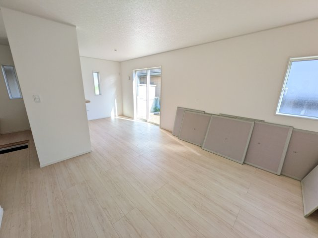 小美玉市羽刈　第3　新築戸建て　3号棟の居間・リビング|家族の会話が自然と弾む、広々としたゆとりのLDK。南西向きの窓からたっぷりの光が射し込む明るく快適な空間です。