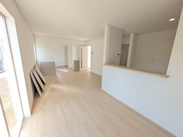 小美玉市羽刈　第3　新築戸建て　3号棟の居間・リビング|居心地の良いデザインと機能性を両立。ご友人を招いたり、趣味を楽しんだり、様々なシーンで活躍する団らんの中心地です。