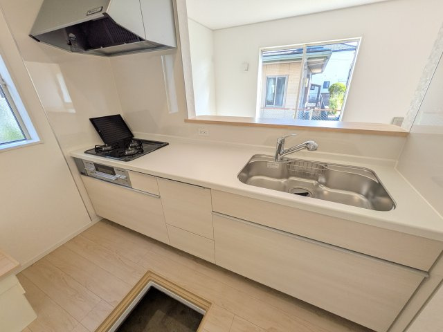 小美玉市羽刈　第3　新築戸建て　3号棟のキッチン|対面式カウンターでリビングとの一体感を演出。使いやすい動線と豊富な収納で、毎日の料理時間も快適に過ごせます。