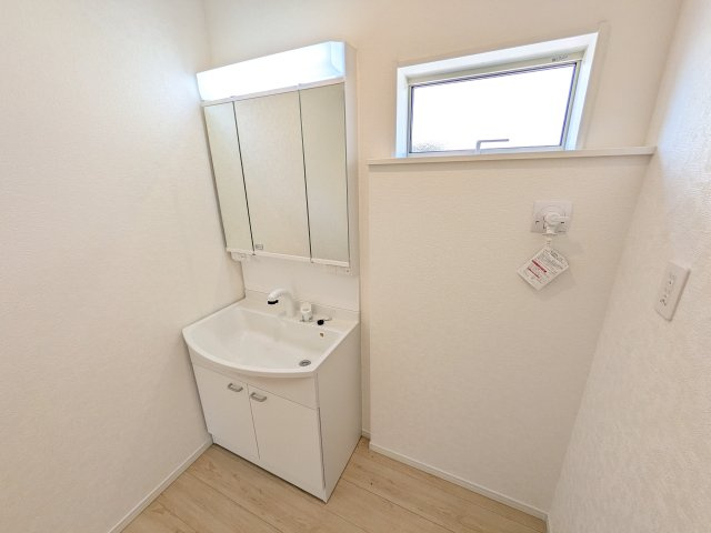 小美玉市羽刈　第3　新築戸建て　3号棟の独立洗面台|三面鏡の洗面化粧台はミラー扉の内側がすべて収納スペースになっており、収納力も魅力的です♪
ボックスティッシュも収納可能で、可変トレイは収納物に応じて高さ調整ができます！
取り外して洗えるので清潔です♪