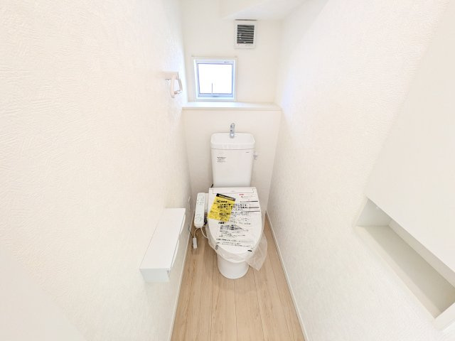 小美玉市羽刈　第3　新築戸建て　3号棟のトイレ|少ない水でもパワフルに洗浄する節水設計。清潔さと機能性を両立させた、毎日気持ち良く使えるトイレ空間です。
