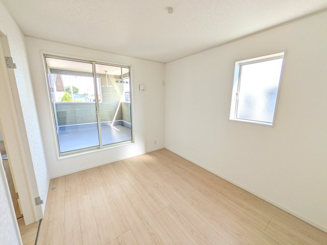 小美玉市羽刈　第3　新築戸建て　3号棟の洋室|バルコニーに面した明るい２面採光で、毎朝爽やかな光を感じられます。