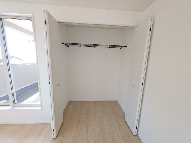 小美玉市羽刈　第3　新築戸建て　2号棟の収納|大容量のクローゼットを完備。衣類から季節家電までスッキリ片付き、空間を有効活用できます。