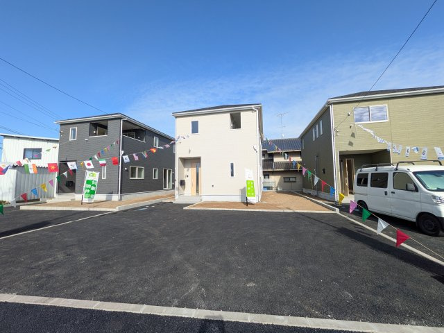 小美玉市羽刈　第3　新築戸建て　2号棟の前面道路含む現地写真|写真だけでは伝わらない快適さを、ぜひ現地で体感しませんか？
即日見学可能です！平日のご案内も可能です♪
お気軽にお問合せまたはお電話ください！
0297-86-8370まで【リアライズ不動産】