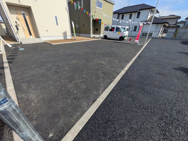 小美玉市羽刈　第3　新築戸建て　2号棟の駐車場|駐車4台可能で、出し入れしやすいゆとりのカースペース。
月々の駐車場代が不要な点も大きな魅力です。