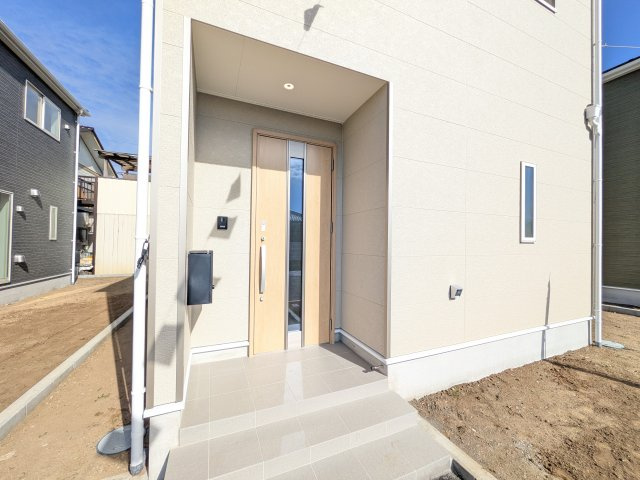 小美玉市羽刈　第3　新築戸建て　2号棟の玄関|玄関ドアはカードキーで開閉も楽々♪
スマホでの開錠と施錠も可能です！
玄関上部には人感センサー付きのダウンライトがあるので、夜間の帰宅時に自動で点灯してくれます♪
防犯対策面にも一役買ってくれます！
