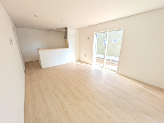小美玉市羽刈　第3　新築戸建て　2号棟の居間・リビング|家族の会話が自然と弾む、広々としたゆとりのLDK。南西向きの窓からたっぷりの光が射し込む明るく快適な空間です。