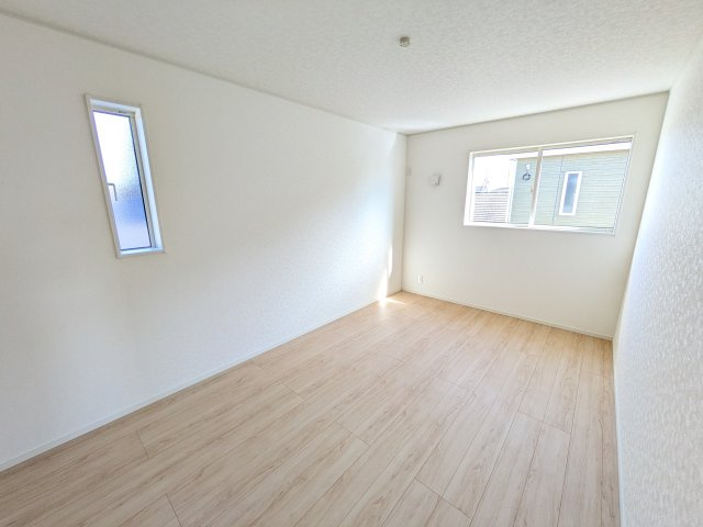 小美玉市羽刈　第3　新築戸建て　2号棟の洋室|陽当たりの良い明るい洋室です♪