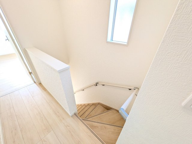 小美玉市羽刈　第3　新築戸建て　2号棟の内装|窓付きで明るい階段は、手すり付きでお子様からご年配の方まで安心して上り下りができます♪