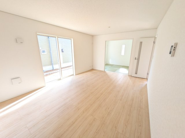 小美玉市羽刈　第3　新築戸建て　2号棟の居間・リビング|居心地の良いデザインと機能性を両立。ご友人を招いたり、趣味を楽しんだり、様々なシーンで活躍する団らんの中心地です。