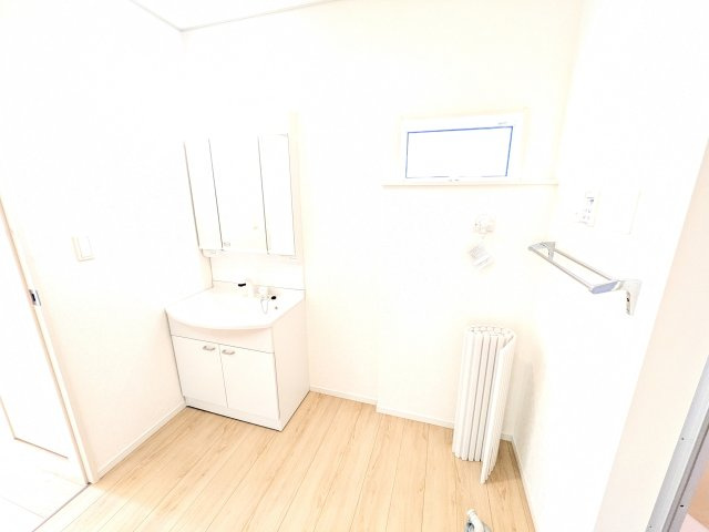 小美玉市羽刈　第3　新築戸建て　2号棟の独立洗面台|三面鏡の洗面化粧台はミラー扉の内側がすべて収納スペースになっており、収納力も魅力的です♪
ボックスティッシュも収納可能で、可変トレイは収納物に応じて高さ調整ができます！
取り外して洗えるので清潔です♪