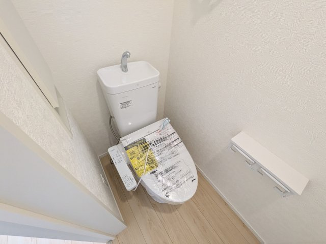 小美玉市羽刈　第3　新築戸建て　2号棟のトイレ|少ない水でもパワフルに洗浄する節水設計。清潔さと機能性を両立させた、毎日気持ち良く使えるトイレ空間です。