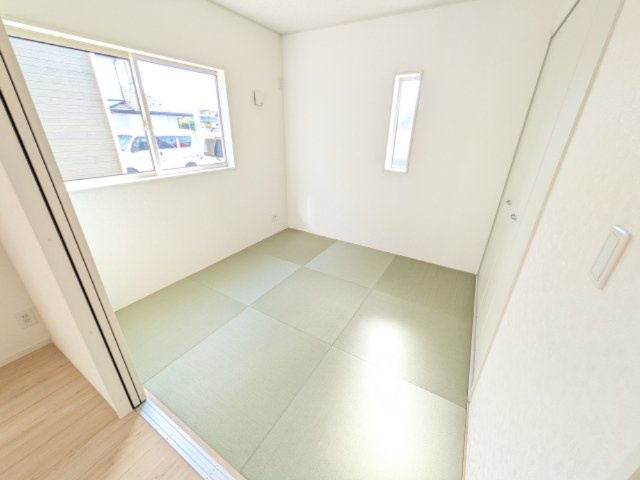 小美玉市羽刈　第3　新築戸建て　2号棟の洋室|琉球畳の和室は陽当たりも良く、落ち着ける空間です♪
リビングとの続き間になっているので、お子様の遊ぶスペースやお昼寝などにも使えます！
押し入れもあり収納にも困りません♪