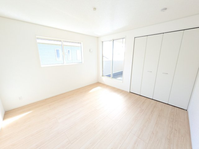 小美玉市羽刈　第3　新築戸建て　2号棟の洋室|バルコニーに面した明るい２面採光で、毎朝爽やかな光を感じられます。