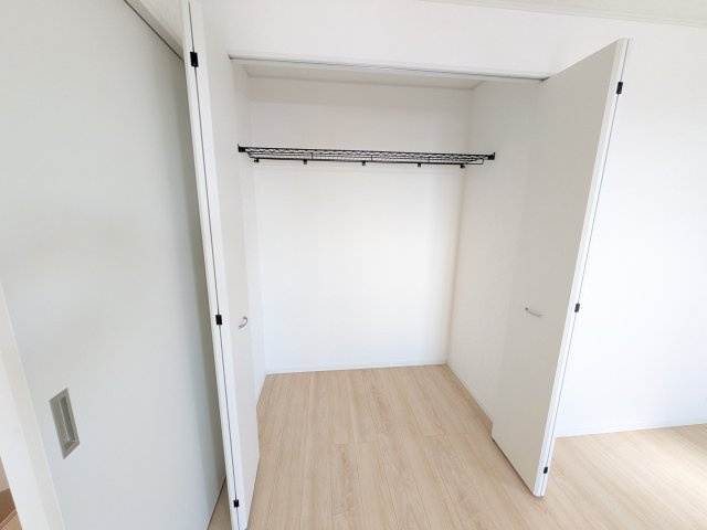 小美玉市羽刈　第3　新築戸建て　1号棟の収納|大容量のクローゼットを完備。衣類から季節家電までスッキリ片付き、空間を有効活用できます。