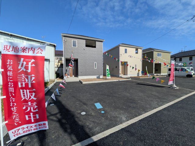 小美玉市羽刈　第3　新築戸建て　1号棟の前面道路含む現地写真|写真だけでは伝わらない快適さを、ぜひ現地で体感しませんか？
即日見学可能です！平日のご案内も可能です♪
お気軽にお問合せまたはお電話ください！
0297-86-8370まで【リアライズ不動産】