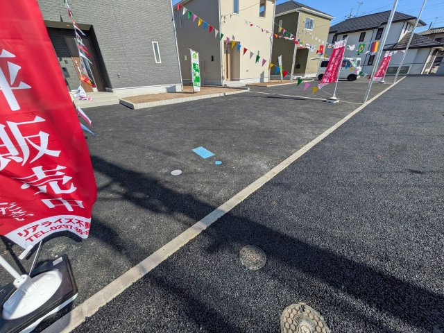 小美玉市羽刈　第3　新築戸建て　1号棟の駐車場|駐車4台可能で、出し入れしやすいゆとりのカースペース。
月々の駐車場代が不要な点も大きな魅力です。
