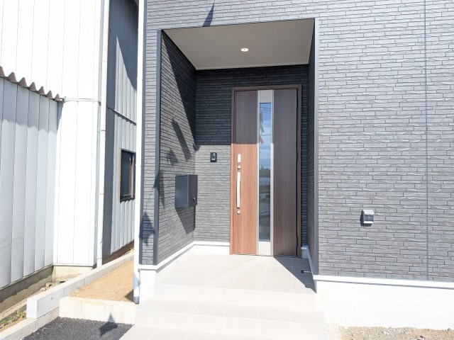 小美玉市羽刈　第3　新築戸建て　1号棟の玄関|玄関ドアはカードキーで開閉も楽々♪
スマホでの開錠と施錠も可能です！
玄関上部には人感センサー付きのダウンライトがあるので、夜間の帰宅時に自動で点灯してくれます♪
防犯対策面にも一役買ってくれます！