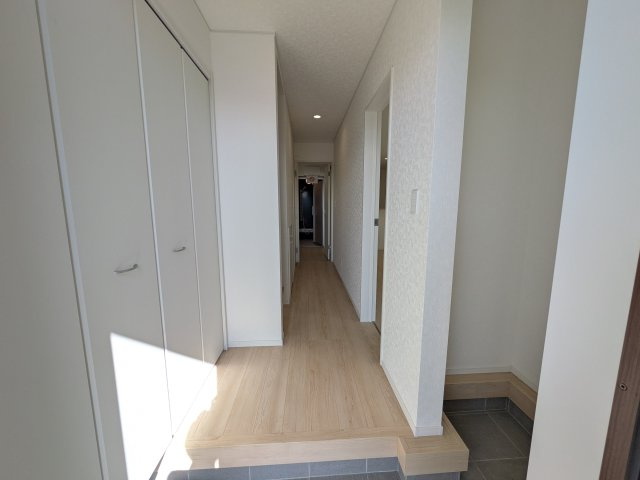 小美玉市羽刈　第3　新築戸建て　1号棟の玄関|家族全員の靴がスッキリ片付く大容量シューズボックス完備。お客様を気持ちよく迎えられる、明るく清潔感あふれる玄関です。