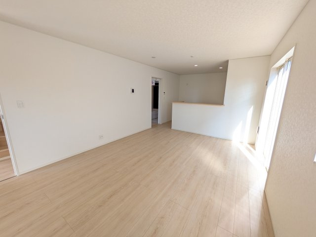 小美玉市羽刈　第3　新築戸建て　1号棟の居間・リビング|家族の会話が自然と弾む、広々としたゆとりのLDK。南西向きの窓からたっぷりの光が射し込む明るく快適な空間です。