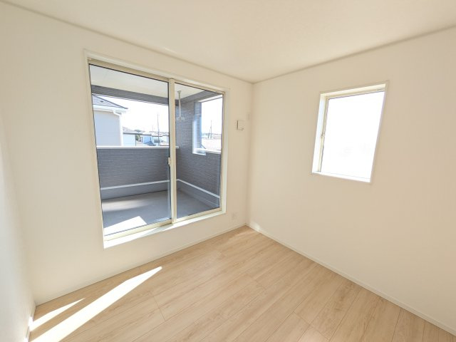 小美玉市羽刈　第3　新築戸建て　1号棟の洋室|陽当たりの良い明るい洋室です♪
