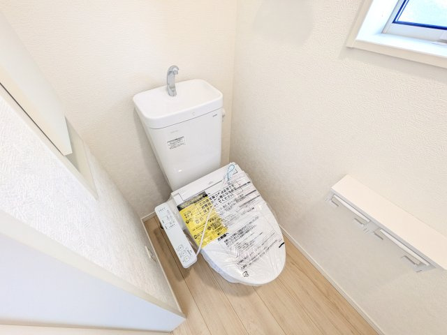 小美玉市羽刈　第3　新築戸建て　1号棟のトイレ|少ない水でもパワフルに洗浄する節水設計。清潔さと機能性を両立させた、毎日気持ち良く使えるトイレ空間です。