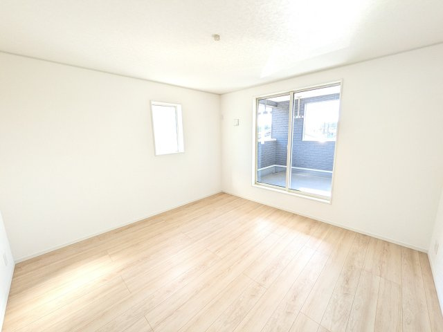 小美玉市羽刈　第3　新築戸建て　1号棟の洋室|バルコニーに面した明るい２面採光で、毎朝爽やかな光を感じられます。