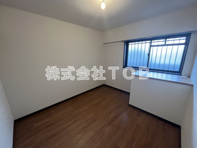 【洋室】 | 第2ゼルコーバ烏山 | 同間取り反転タイプ写真です